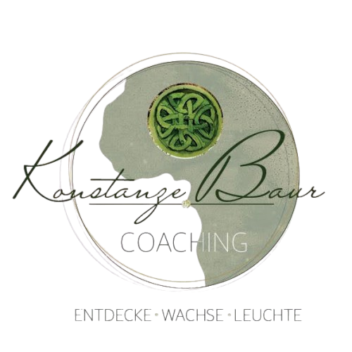 Auf dem Bild sieht man das Logo von so Konstanze Baur Coaching-entdecke wachse Leuchte. Auf dem Bild sieht man das Yin und Yang Zeichen in Grau und Weiß gehalten mit einer grünen Rune in der Mitte.